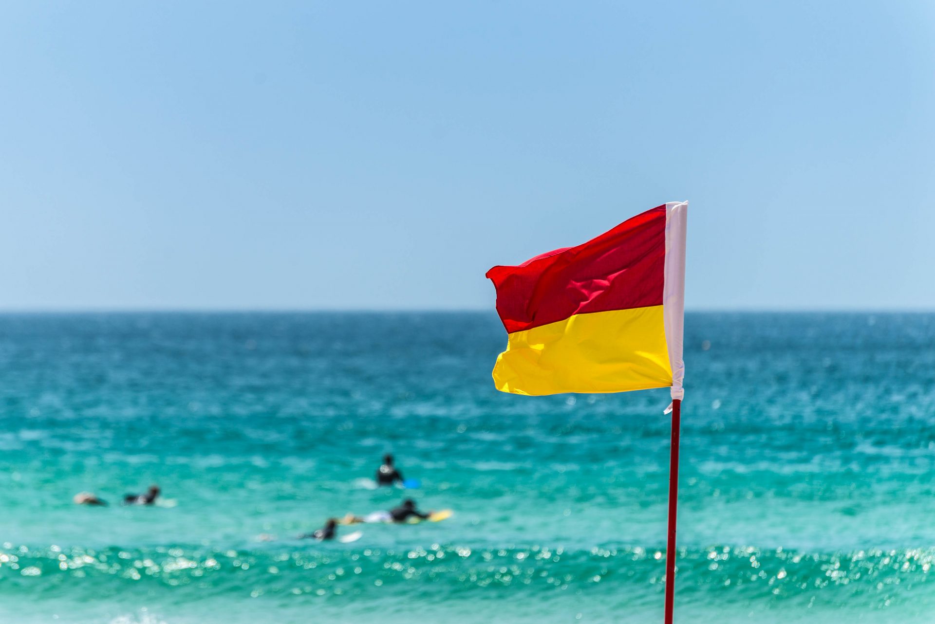 Die rot-gelbe Flagge am Strand bedeutet, dass der Strand bewacht ist.