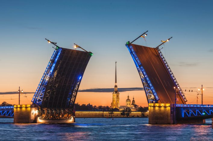 Die Brücken an der Newa heben sich während der Weißen Nächte von St. Petersburg.