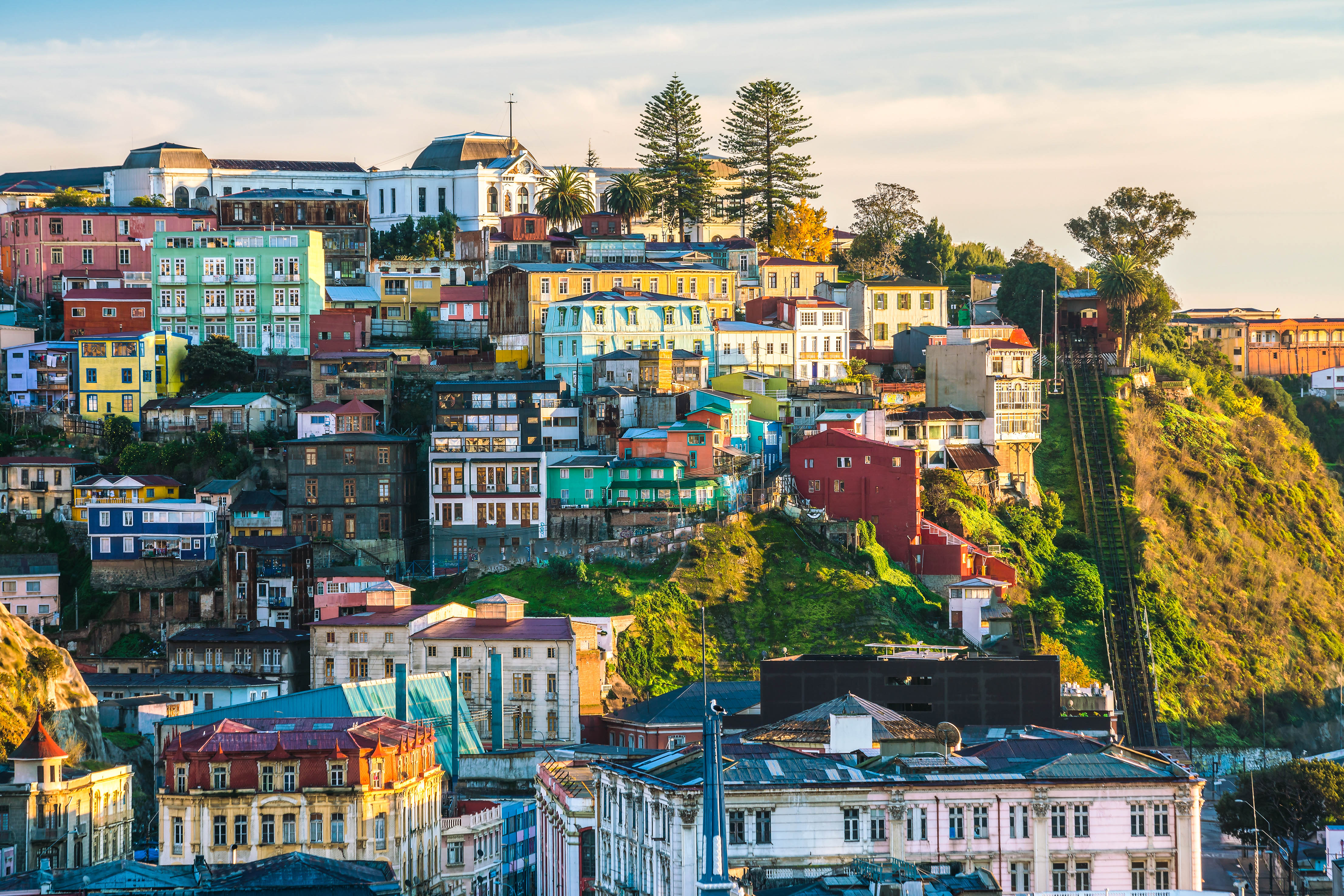 Luftansicht der bunten Häuser in Valparaiso.