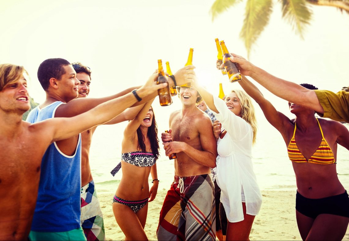 Partymeute feiert am Strand von El Arenal