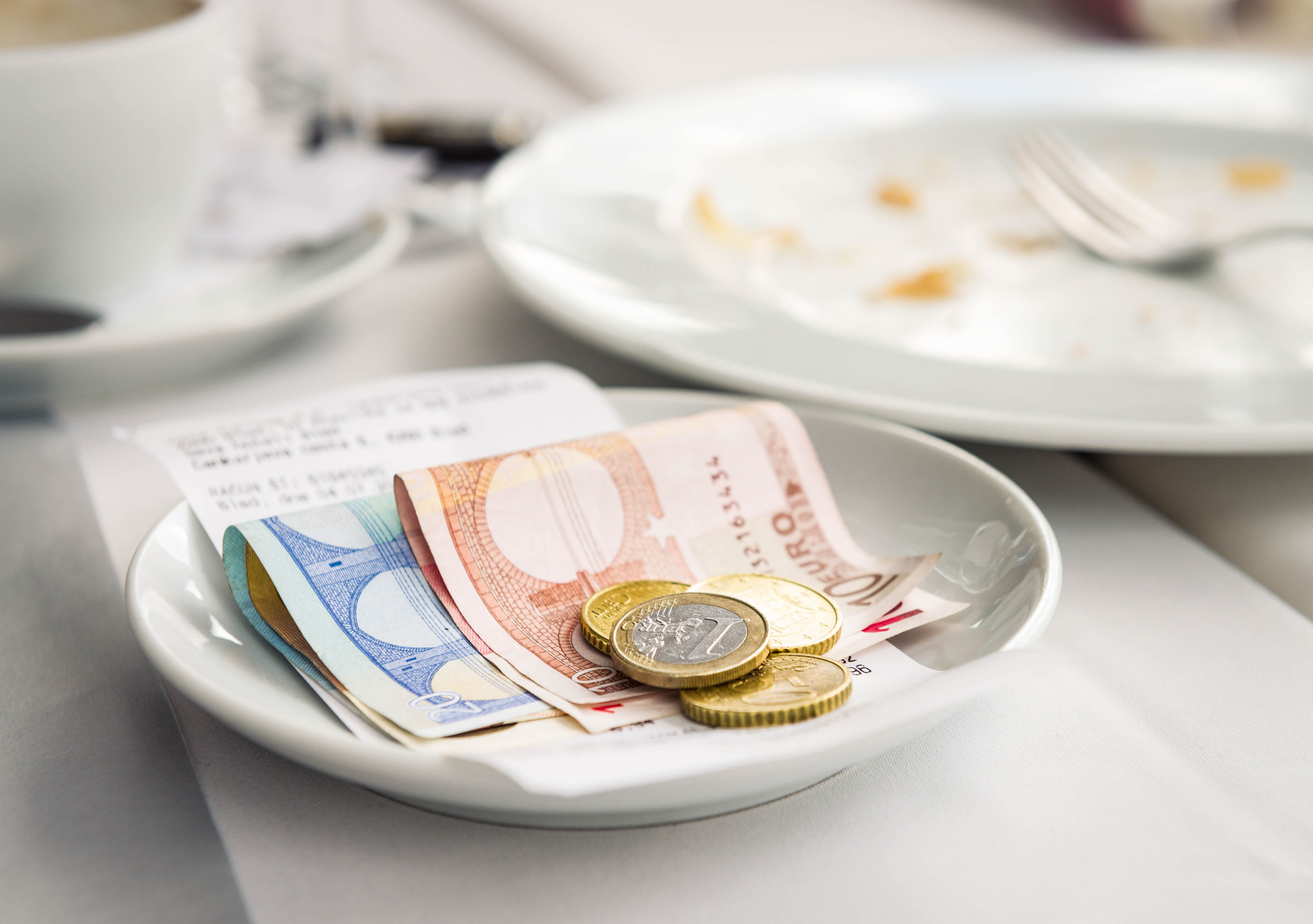 Wie Viel Trinkgeld Bekommt Ein Kellner Im Monat Trinkgeld im Urlaub - dieser Betrag ist angemessen | Urlaubsguru
