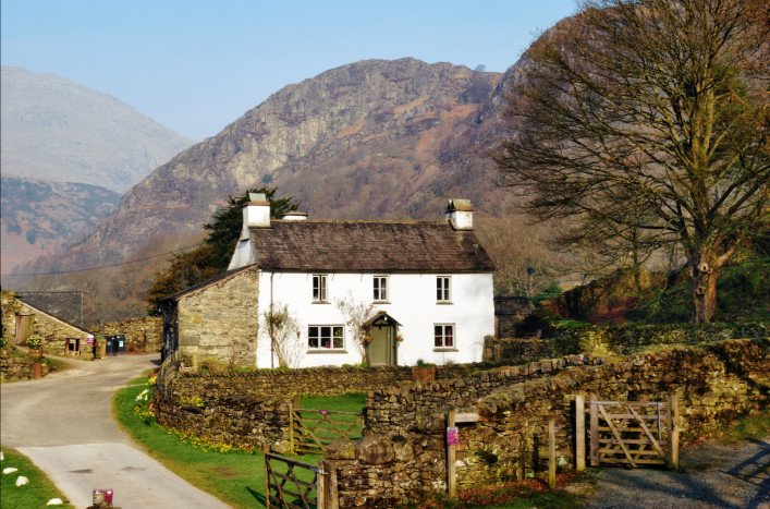 Der Lake District Nationalpark in England mit kleinem Farmhaus