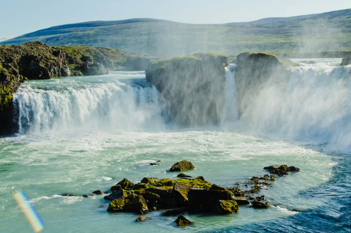 Isländische Wasserfall in Island iStock_000041156040_Large-2