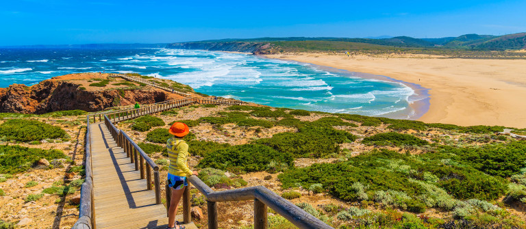 Frau am Strand in Portugal