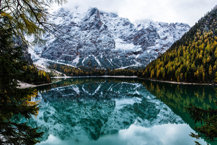 Winter am Pragser Wildsee.