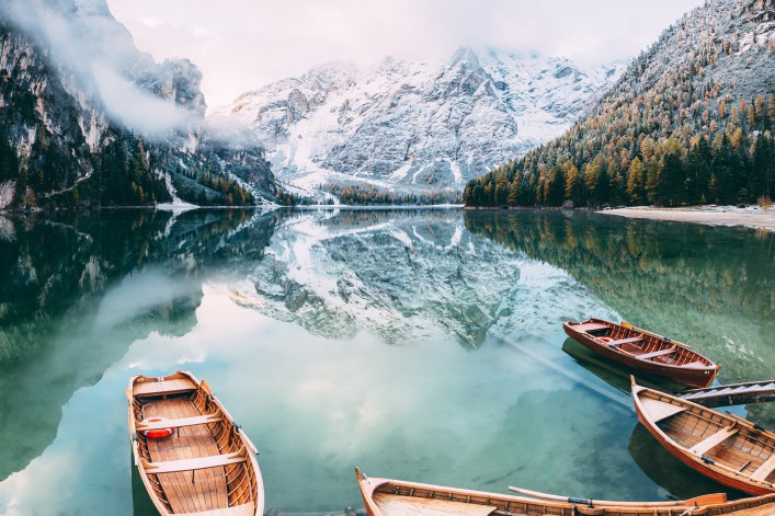 Kleine Boote auf dem Pragser Wildsee