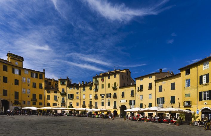 Die Piazza anfiteatro in Lucca