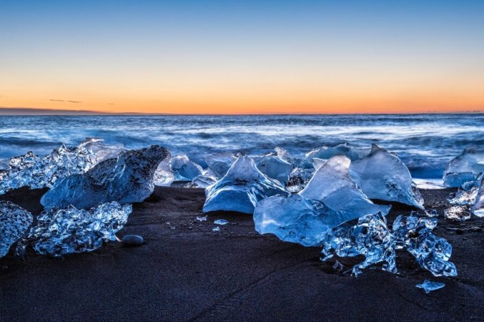 Der schwarze Strand von Jökulsaron auf Island