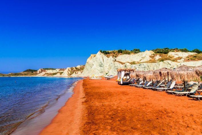 Orangefarbener Sand in Griechenland