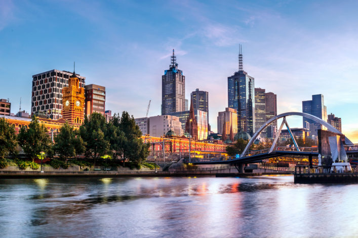 Die Skyline von Melbourne in der Abenddämmerung am Wasser in Australien.