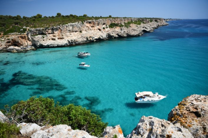 Boote-in-Cala-Falco-Mallorca_shutterstock_1745369141