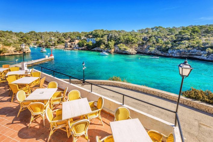 errasse mit Blick auf die Bucht von Cala Figuera