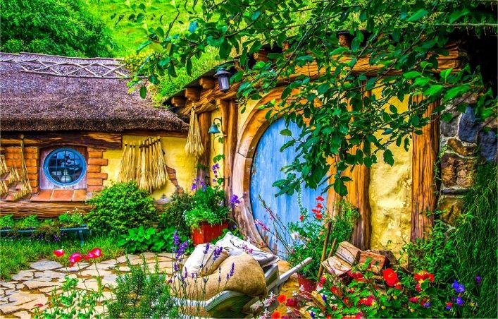 Haustür eines Erdhauses in Hobbiton, Neuseeland