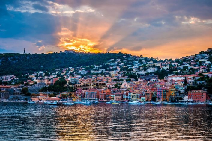 sonnenuntergang-in-villefranche-sur-mer-istock-487379386_900x600