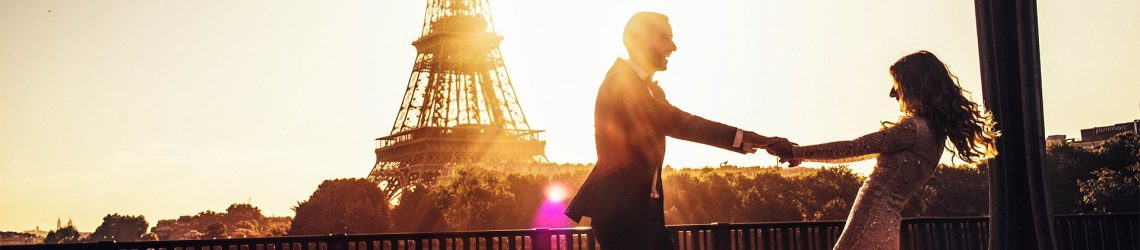Valentinstag in Paris. Pärchen am Eiffelturm