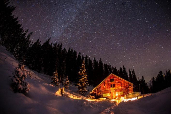 Aufgehellt-mountain-Huette-in-den-oesterreichischen-Alpen-und-Milchstrasse-iStock-509140729_900x600