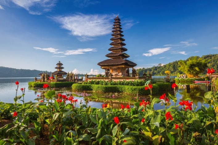 Pura-Ulun-Danu-Bratan-Bali-Hindutempel_shutterstock_459091150_900x600