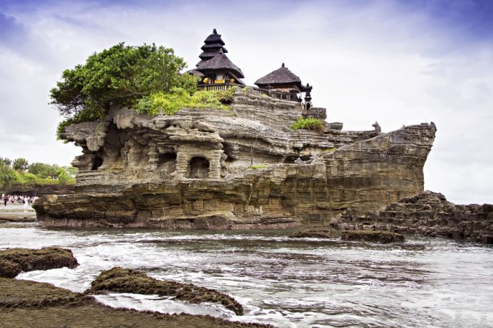 Tanah-Lot-Tempel-Bali-Insel_shutterstock_559031701_900x600