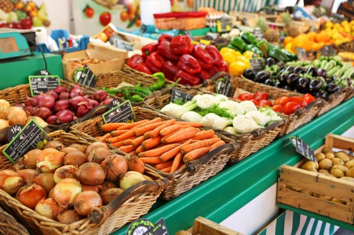 Gemüsemarkt in Ajaccio auf der Insel Korsika