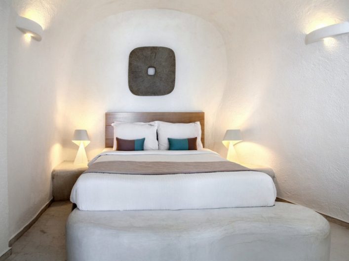 IBE_Honeymoon-Petra-Villas-Santorin3