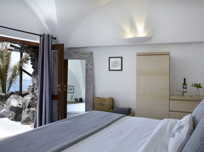 IBE_Honeymoon-Petra-Villas-Santorin4