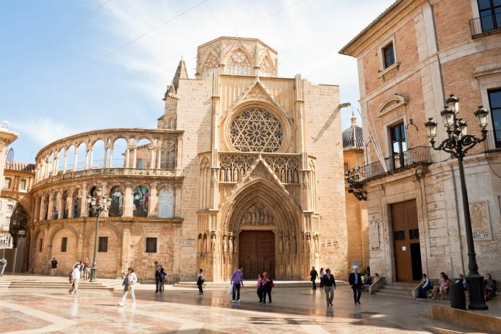 Am Plaza de la Virgen findet man neben der Kathedrale von Valencia schöne Architektur