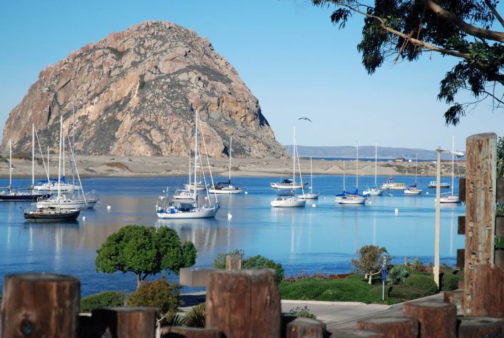 Der Morro Rock liegt im Wasser in Morro Bay