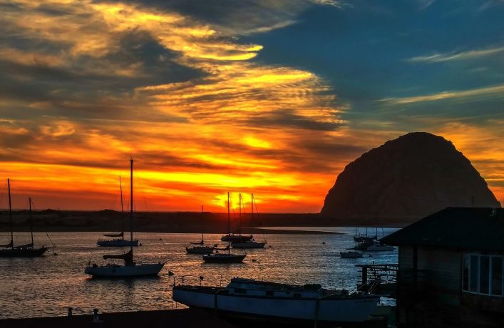Der Morro Rock liegt im Wasser in Morro Bay und kommt bei Sonnenuntergang gut zur Geltung
