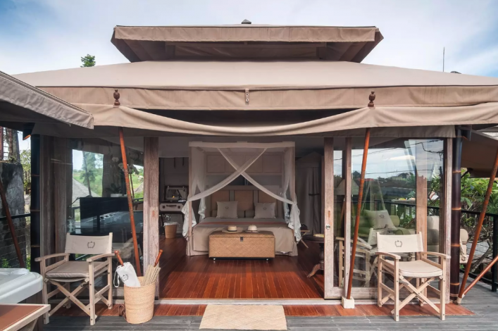 Im Baumhaus schlafen und den Blick über Reisterrassen genießen