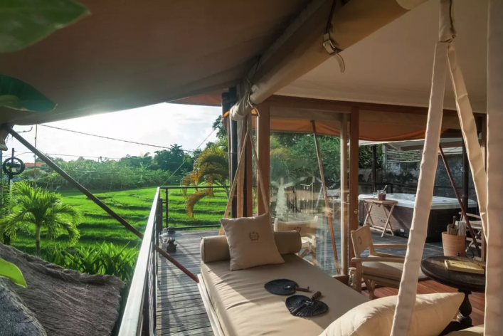 Im Baumhaus schlafen und den Blick über Reisterrassen genießen