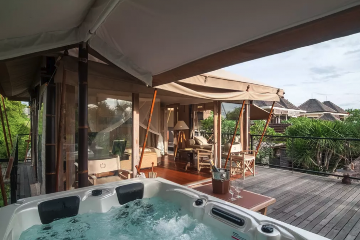 Im Baumhaus schlafen und den Blick über Reisterrassen genießen