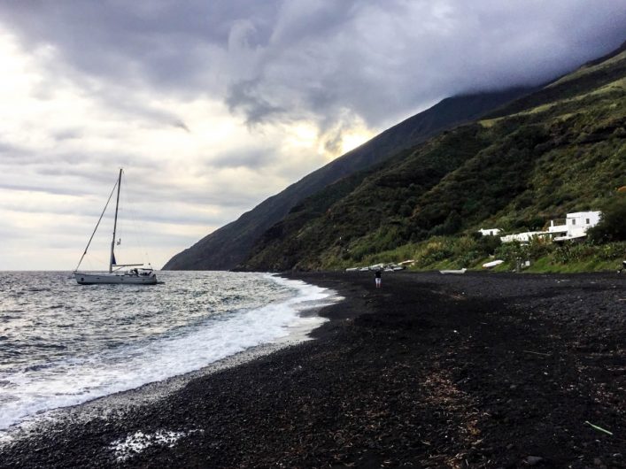 Aschestrand-Stromboli_900x600
