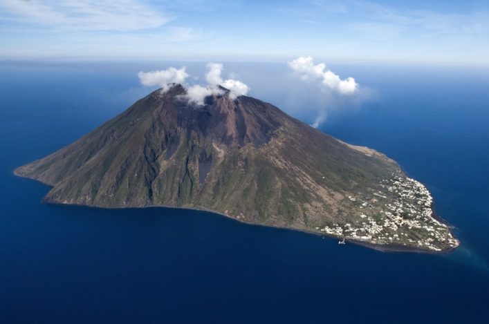 Vulkan-stromboli-in-Aeolischen-island-iStock-488392365_900x600