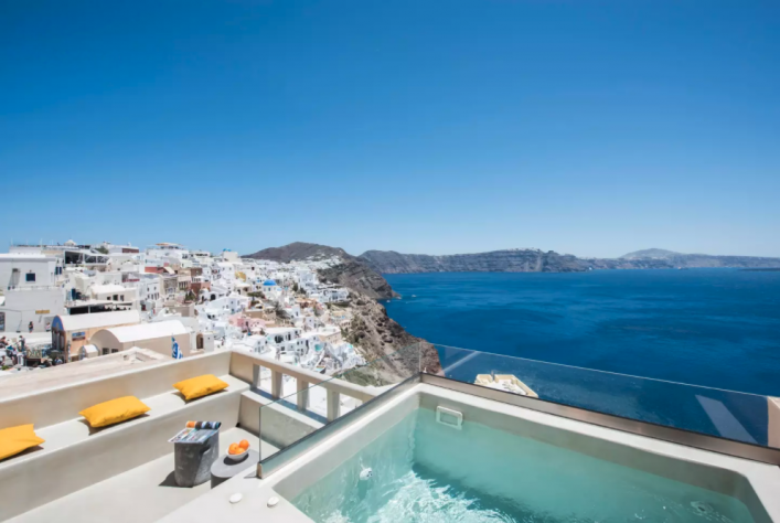 Ein wunderschönes Apartment mit Meerblick und Privatpool auf Santorin.