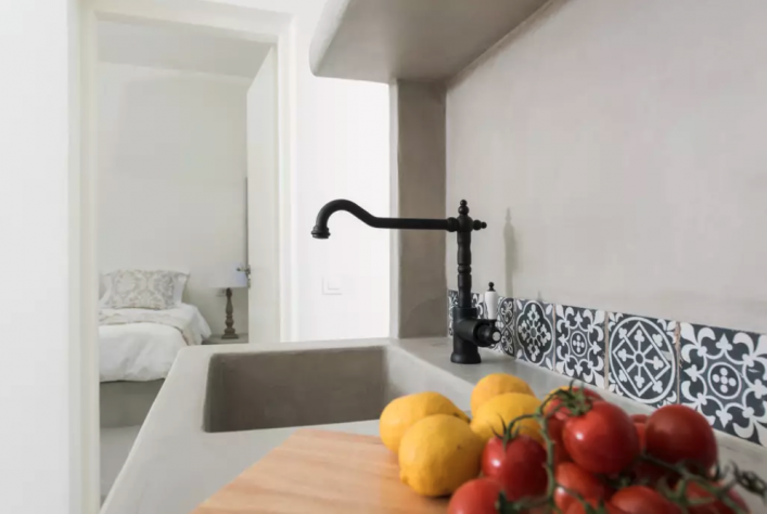 Ein wunderschönes Apartment mit Meerblick und Privatpool auf Santorin.