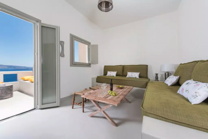 Ein wunderschönes Apartment mit Meerblick und Privatpool auf Santorin.