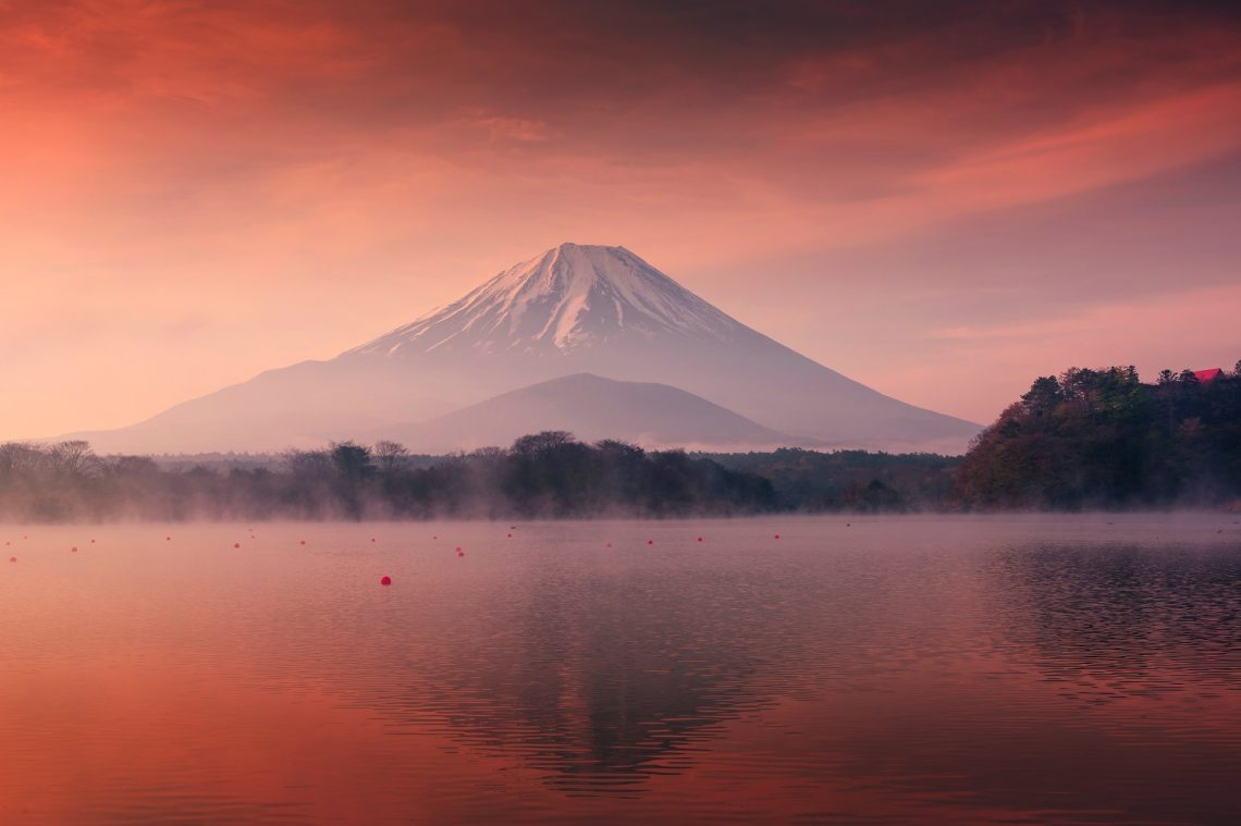 Fuji-oder-Fujisan-mit-Reflexion-auf-den-Shoji-See_shutterstock_1450515365