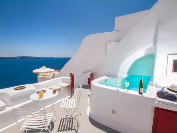 Blick über die weiße Terrasse und den Whirlpool des traumhaften Apartments.