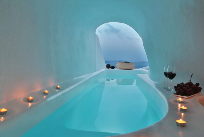 Die Badewanne des Lava Cave führt vom inneren des Apartments nach draußen.