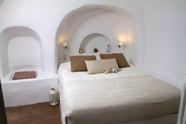 Ein wunderschönes Apartment mit Meerblick und Privatpool auf Santorin.