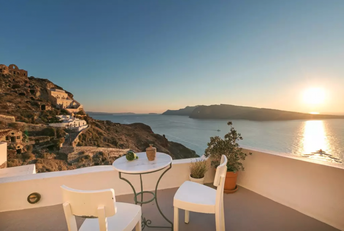 Ein wunderschönes Apartment mit Meerblick und Privatpool auf Santorin.