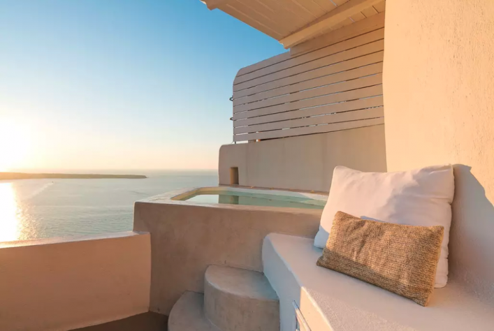 Ein wunderschönes Apartment mit Meerblick und Privatpool auf Santorin.