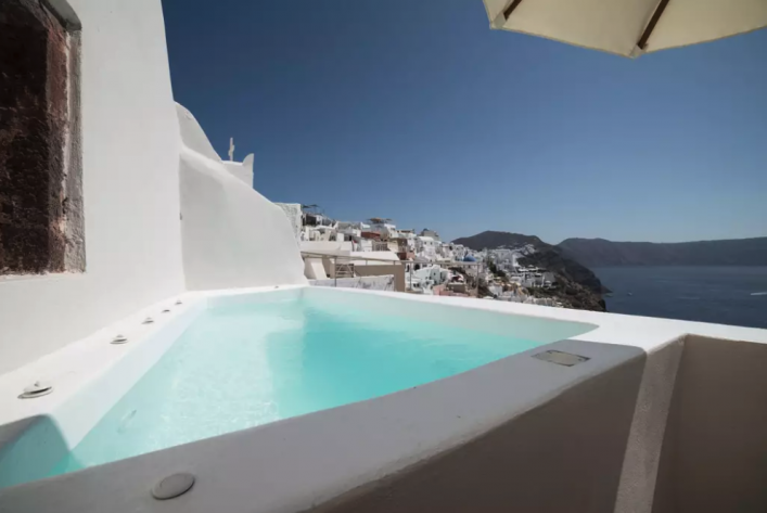 Der Pool des The Volcano Cave auf Santorin.