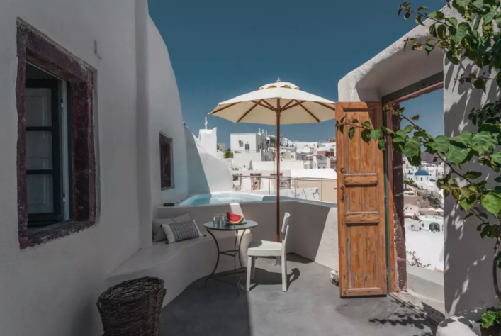 Die Terrasse mit Whirlpool des The Volcano Cave auf Santorin.