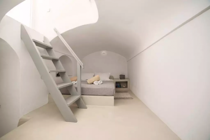 Schlafzimmer des Volcano Cave auf Santorin.