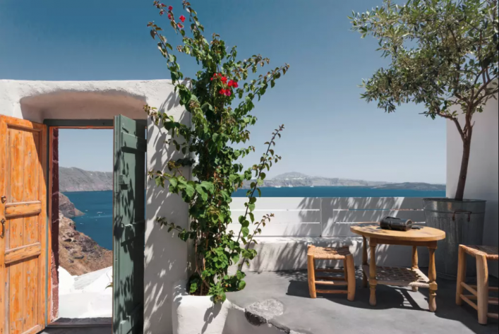 Die Terrasse des The Volcano Cave auf Santorin.