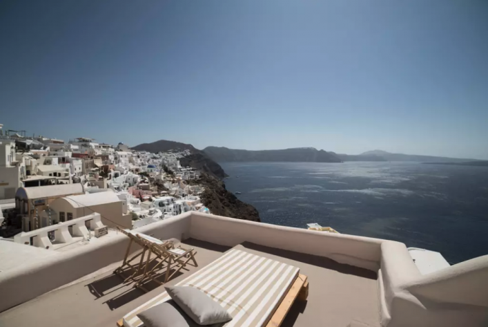 Die Dachterrasse des The Volcano Cave auf Santorin.