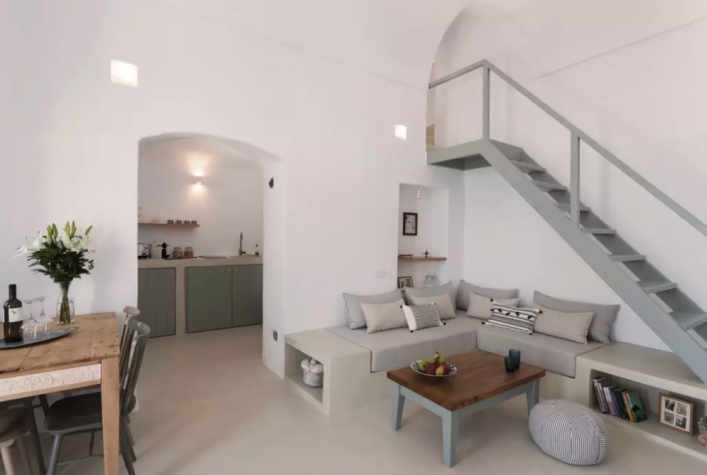 Wohnzimmer des Volcano Cave auf Santorin.