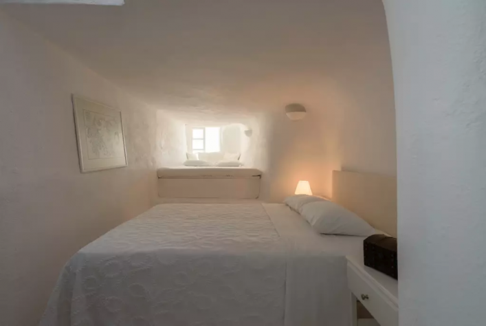 Das zweite Schlafzimmer der White House Villa in Oia mit zwei Doppelbetten.