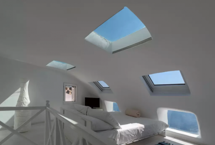 Das Schlafzimmer ermöglicht mit seinen vielen Fenstern bis unter die Decke eine Nacht unterm Sternenhimmel.